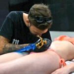bacak arasına dövme yaptırırken orgazm olan kadın gerçek mi