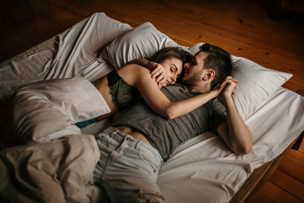 Двое в жене видео. Пара в кровати. Фотосессия пары в постели. Лежат в постели. Объятия в постели.