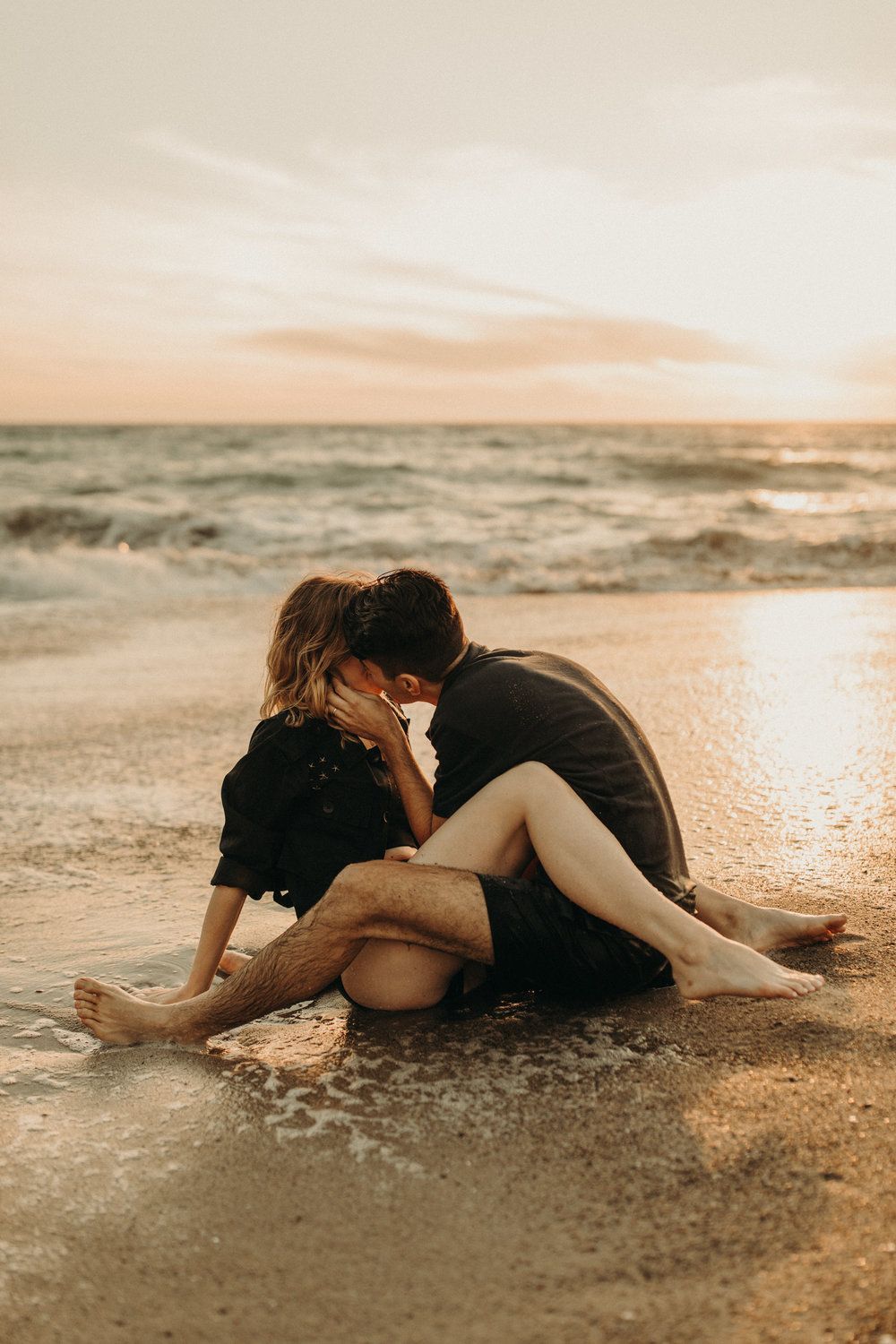 Картинка про любовь к мужчине. Влюбленные на море. Романтика для девушки. Пара на пляже. Объятия на море.