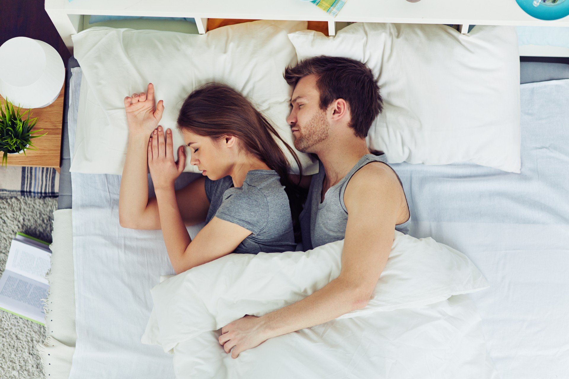 Часто снятся измены. Молодая пара в кровати. Сон муж и жена. Проспал пары.